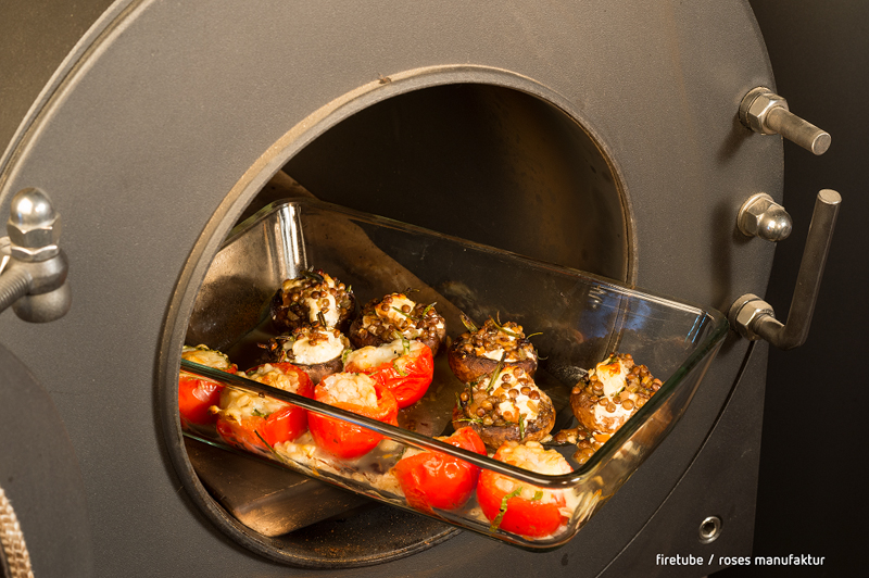 Glasform mit gegartem Gemüse, stehend in einem Garraum.